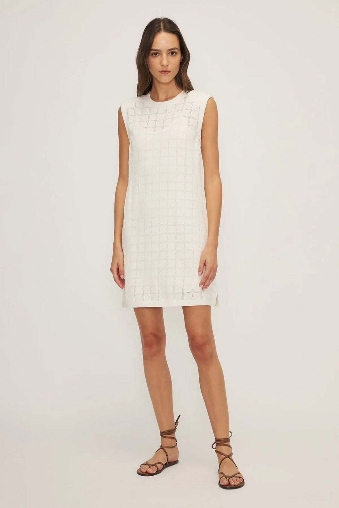 Robe Vesa blanche droite sans manches avec tricot ajouré et motif graphique, idéale pour l'été.