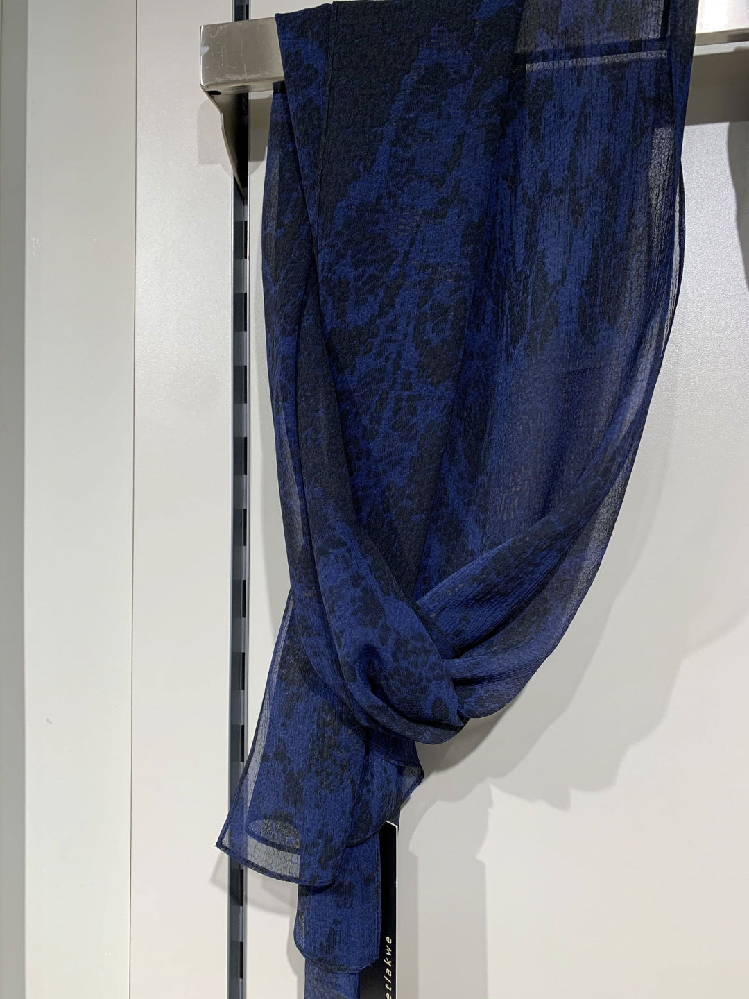 Foulard bleu imprimé animal de la collection Iris Setlakwe, style F20AP9088 en couleur marine.
