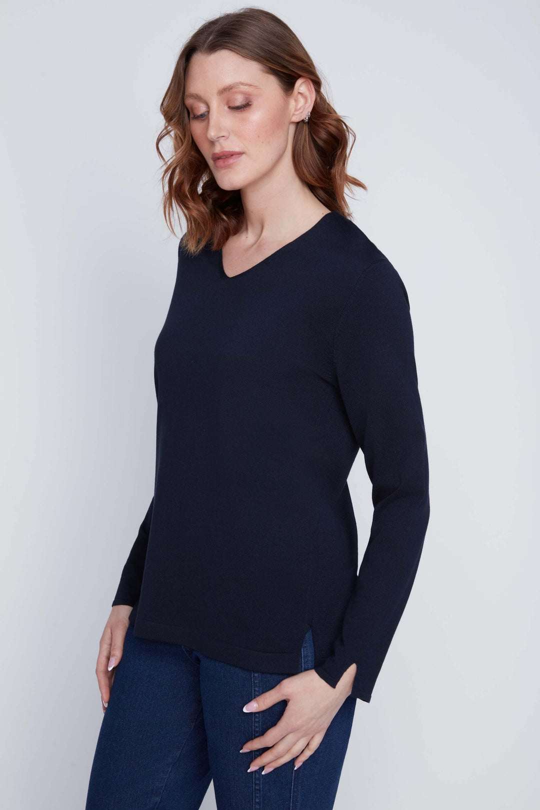 Chandail col V à manches longues, coupe fluide et légèrement ajustée, en maille douce, couleur marine.