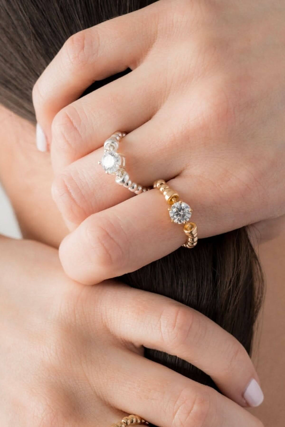 Bague élastique Be Treasured en argent et or, ornée de zirconiums colorés, portée avec élégance.