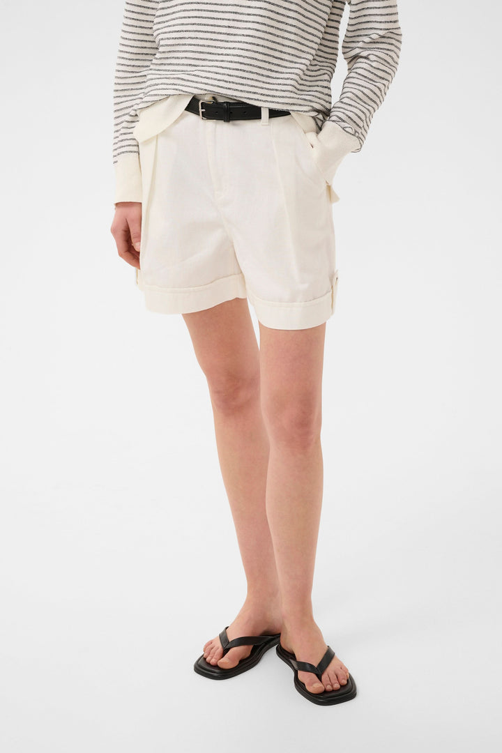 Bermuda Elly structuré à revers pour un look estival moderne et élégant, coupé droit avec plis subtils et revers décoratifs.