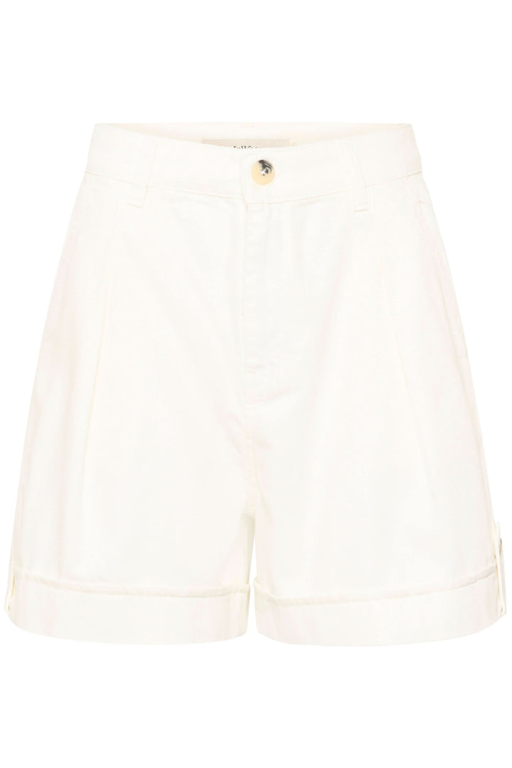 Bermuda Elly structuré à revers blanc avec plis et poches, coupe droite élégante pour un look estival moderne, vue de face.