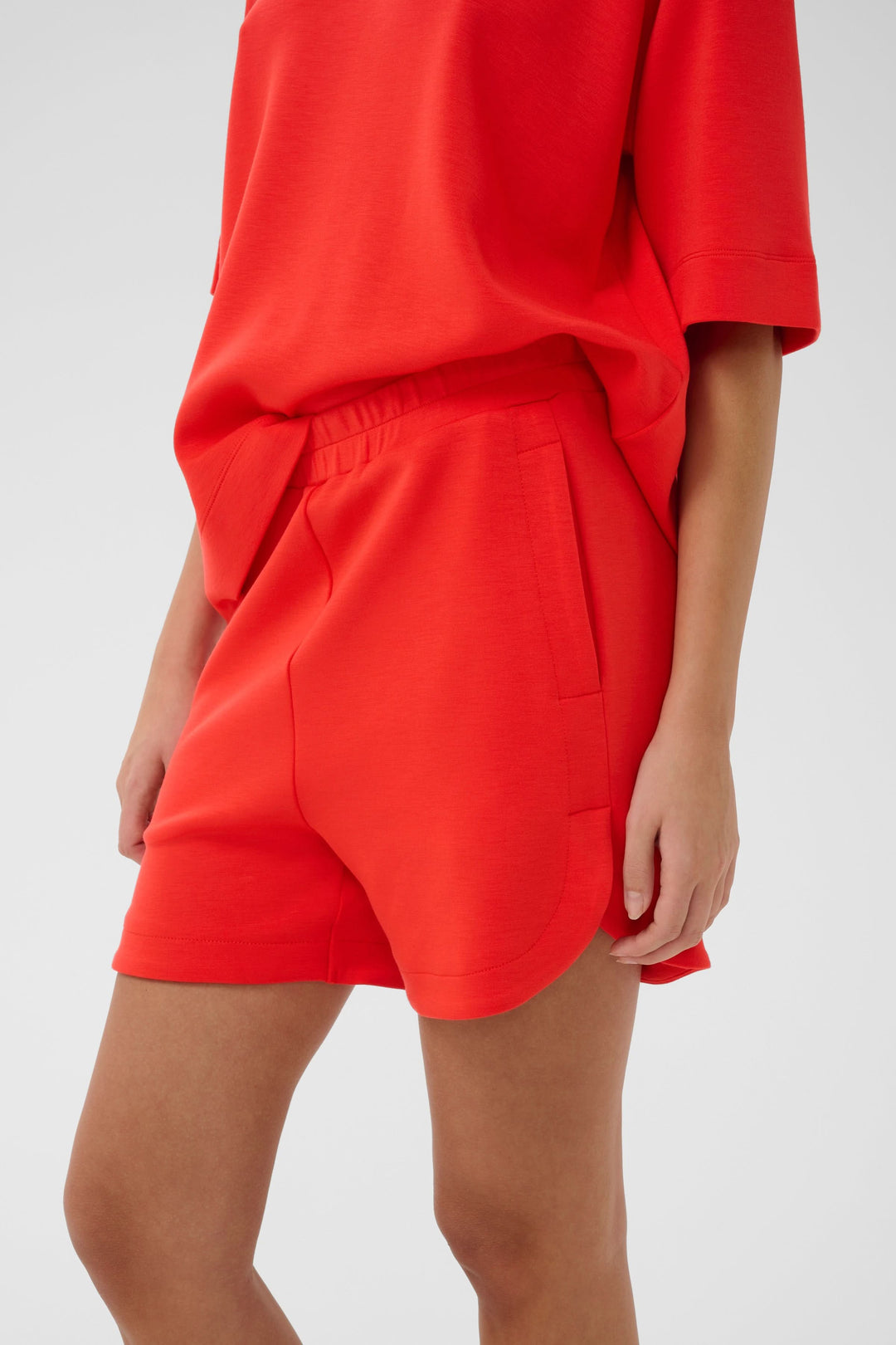 Bermuda Hennieh en molleton rouge avec taille élastique et poches latérales, confort et style.
