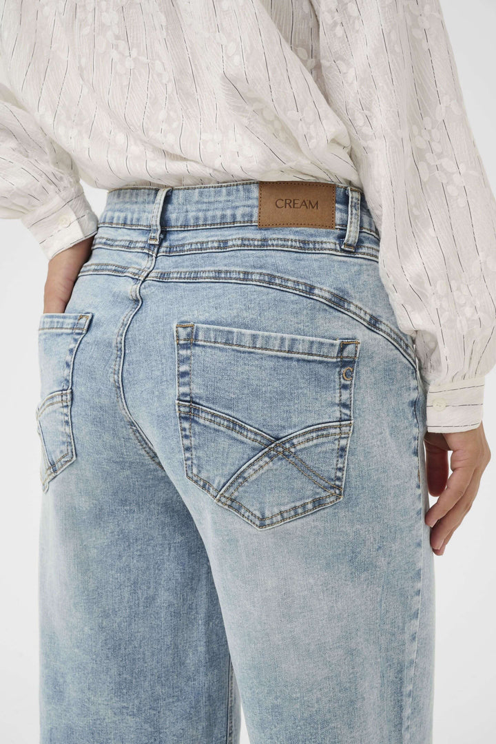 Vue arrière du Bermuda Joani en denim, coupe droite et longueur au genou, offrant confort et style décontracté-élégant.