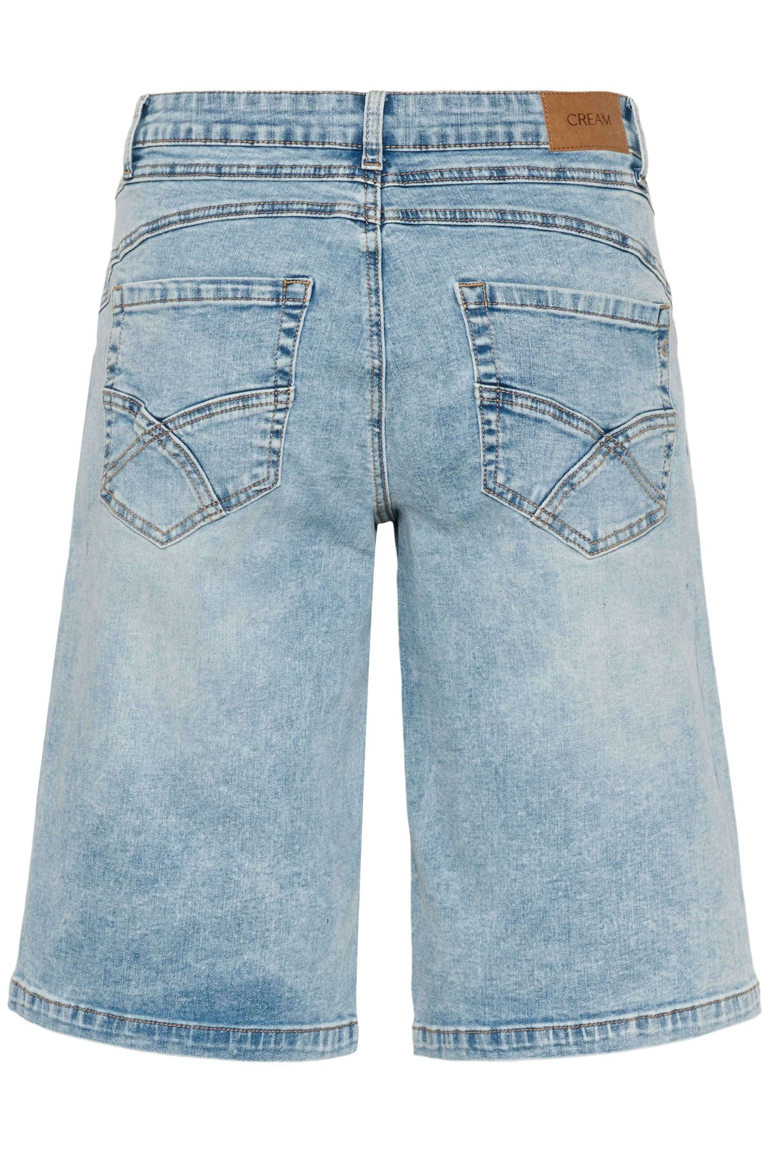 Bermuda Joani en denim bleu, coupe droite et longueur au genou, pour un style confortable et structuré dans une garde-robe estivale.