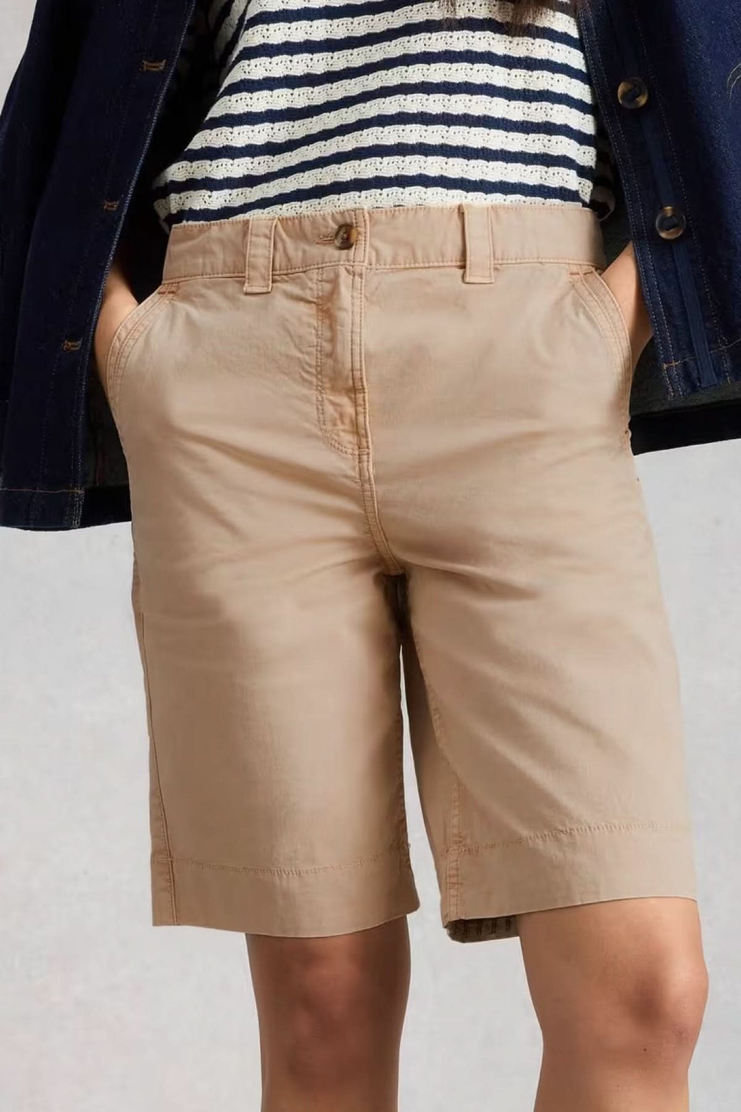 Bermuda chino coupe droite pour un style estival décontracté, parfait avec un t-shirt ou une chemise.