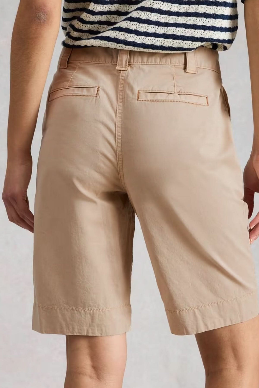 Bermuda chino coupe droite en tissu souple, idéal pour l&