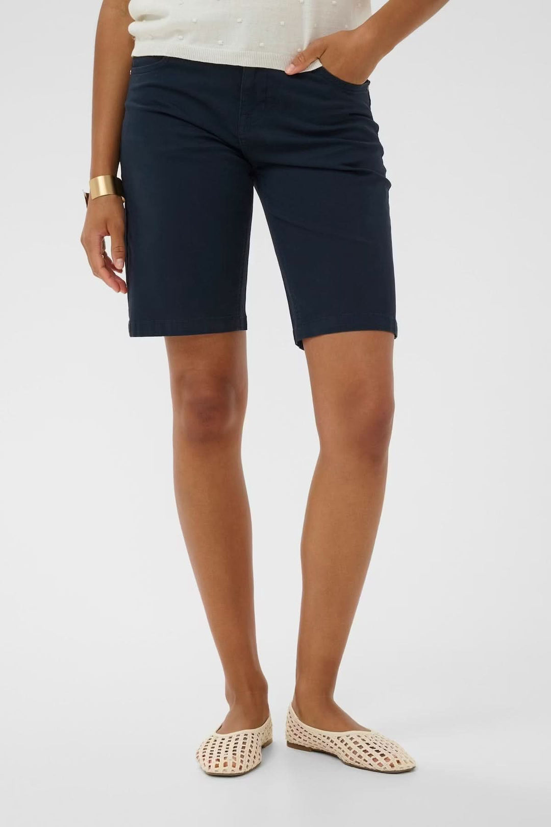 Bermuda classique coupe droite tendance, taille mi-haute, poches latérales, facile à agencer pour une garde-robe estivale moderne.