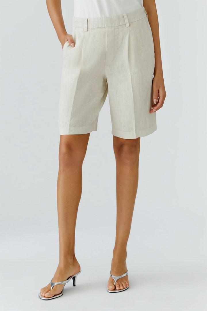 Bermuda en lin pour femmes, coupe droite, taille mi-haute, idéal pour un look estival chic et élégant.