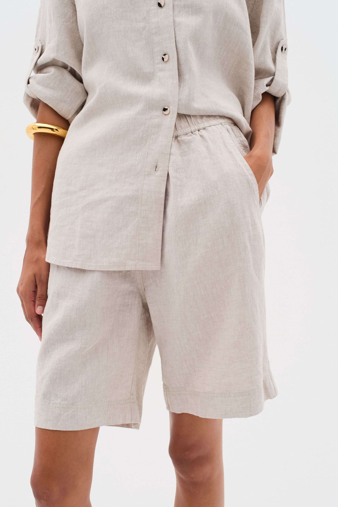 Bermuda décontracté en lin léger avec taille élastique, idéal pour les journées chaudes.