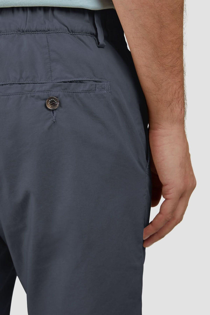 Détail du Bermuda en popeline de coton ultralégère avec taille élastique et cordon intérieur pour un confort optimal.