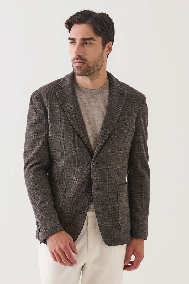 Blazer à deux boutons en laine à carreaux porté par un homme