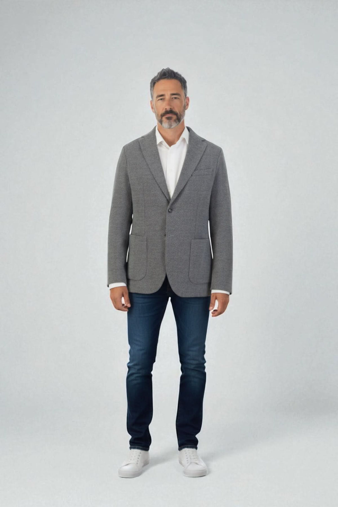 Homme portant un Blazer en jersey de coton gris texturé, style décontracté et élégant.