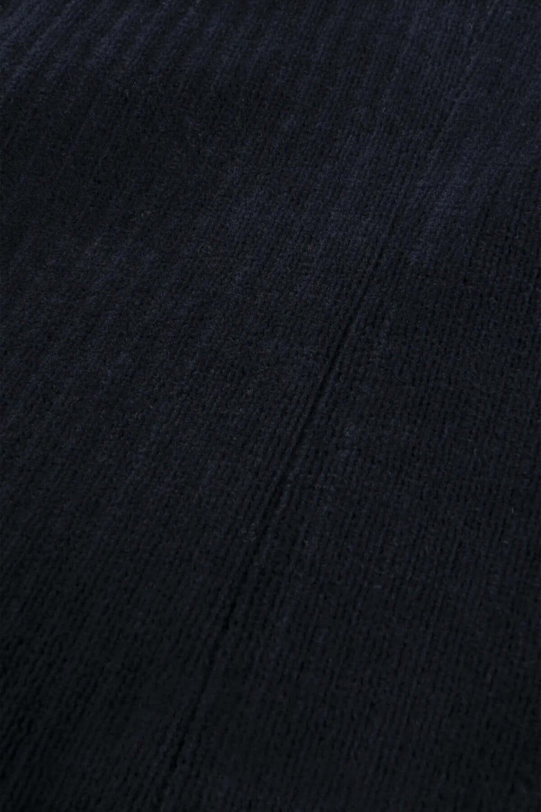Texture du blazer en velours côtelé bleu marine à deux boutons, tissu doux et confortable signé Circolo 1901.