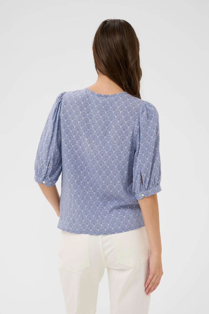 Vue arrière de Blouse Azra avec manches bouffantes et imprimé fin, montrant coupe droite et encolure ronde.