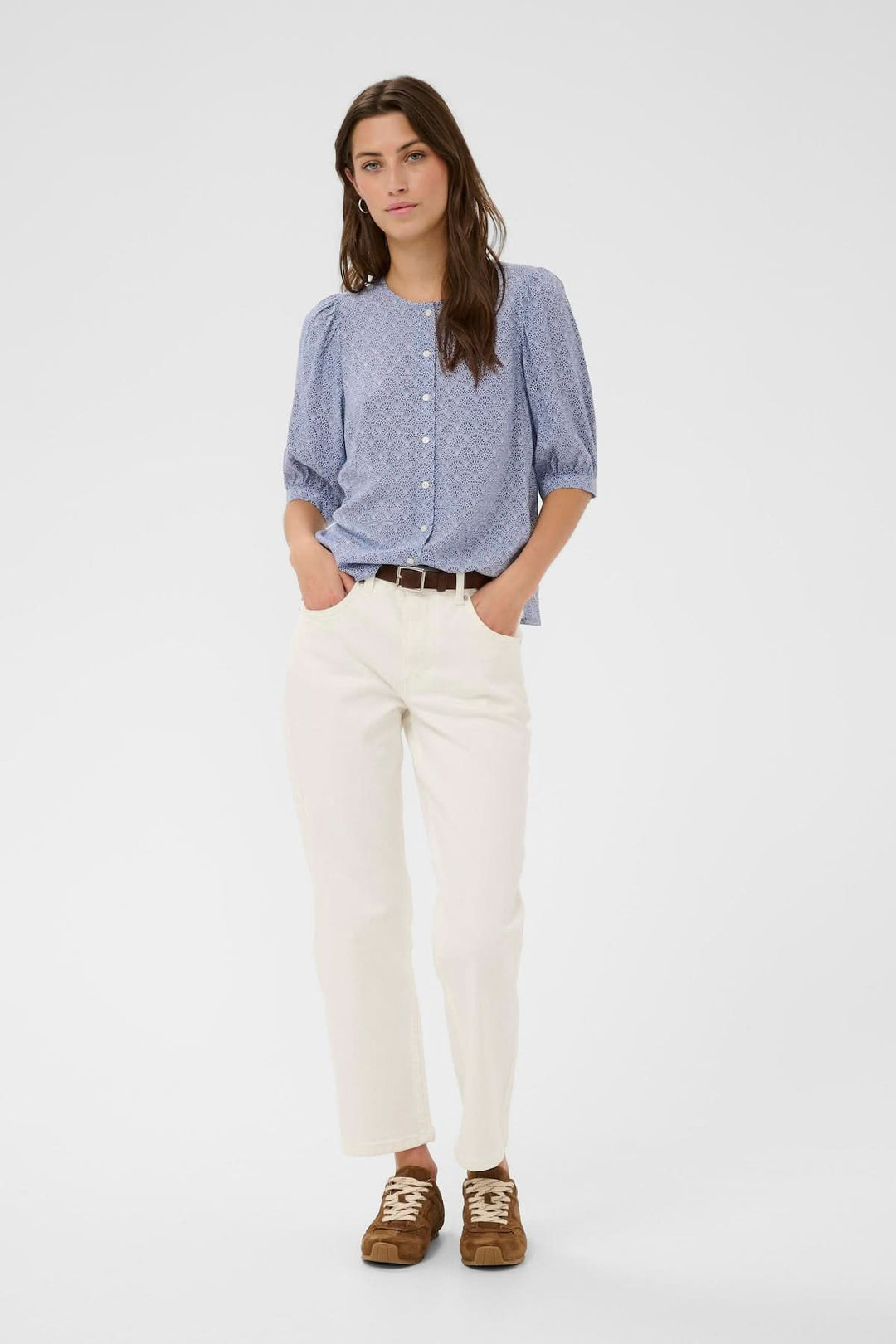 Blouse Azra avec manches bouffantes et imprimé fin, coupe droite pour un look féminin décontracté.