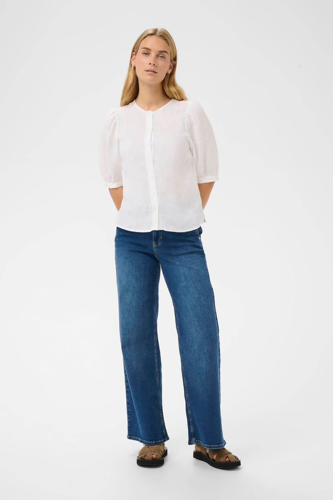 Blouse Azra - Chemisier blanc à manches bouffantes, coupe droite, idéal pour style décontracté ou soigné.