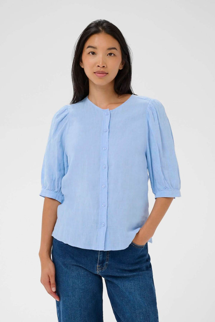 Blouse Azra avec coupe droite et manches bouffantes ajustées, parfaite pour un style intemporel et confortable au quotidien.