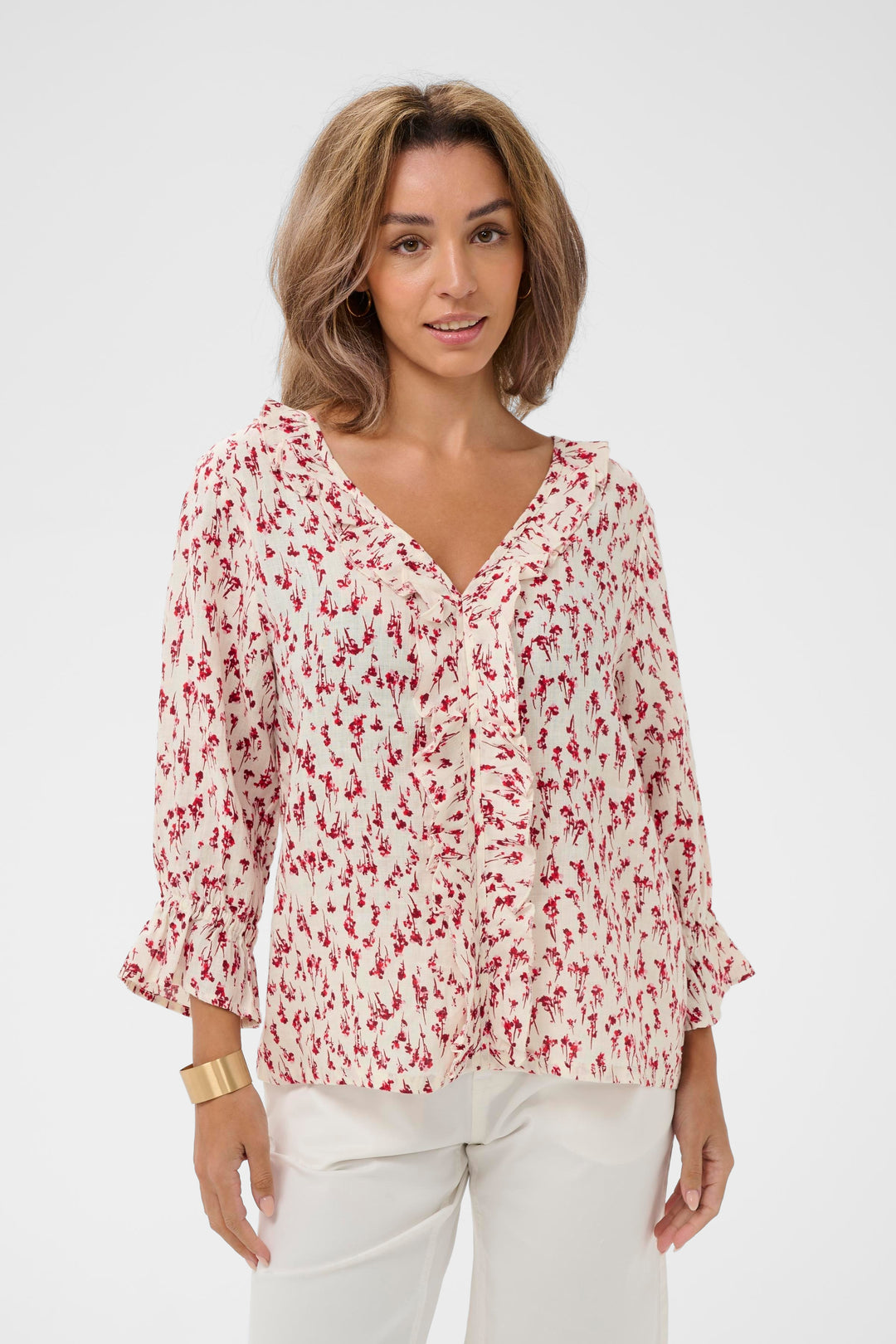 Blouse Bellis à motif délicat avec encolure en V et volants, manches trois-quarts, élégante et fluide pour un look quotidien.