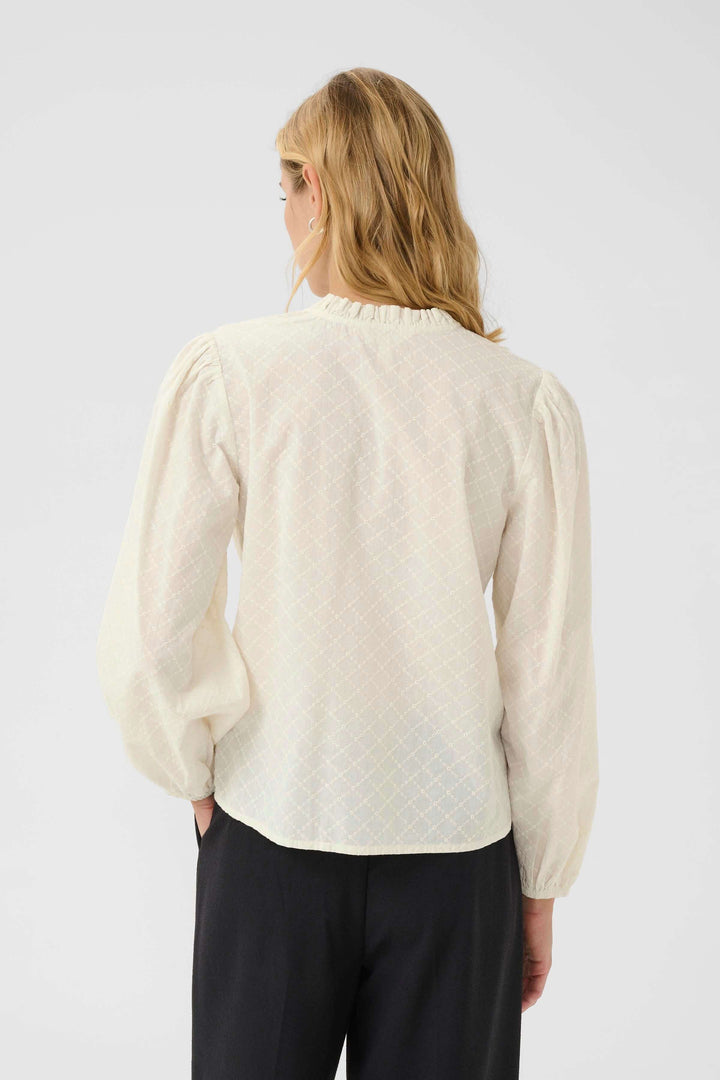 Vue arrière de la Blouse Eimy, en tissu léger à motif discret, avec manches bouffantes et encolure fendue, pour un look féminin.