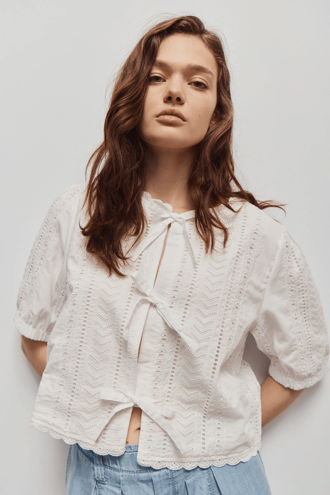 Blouse Giana brodée à nouer avec broderies ajourées, manches courtes et coupe moderne pour l&