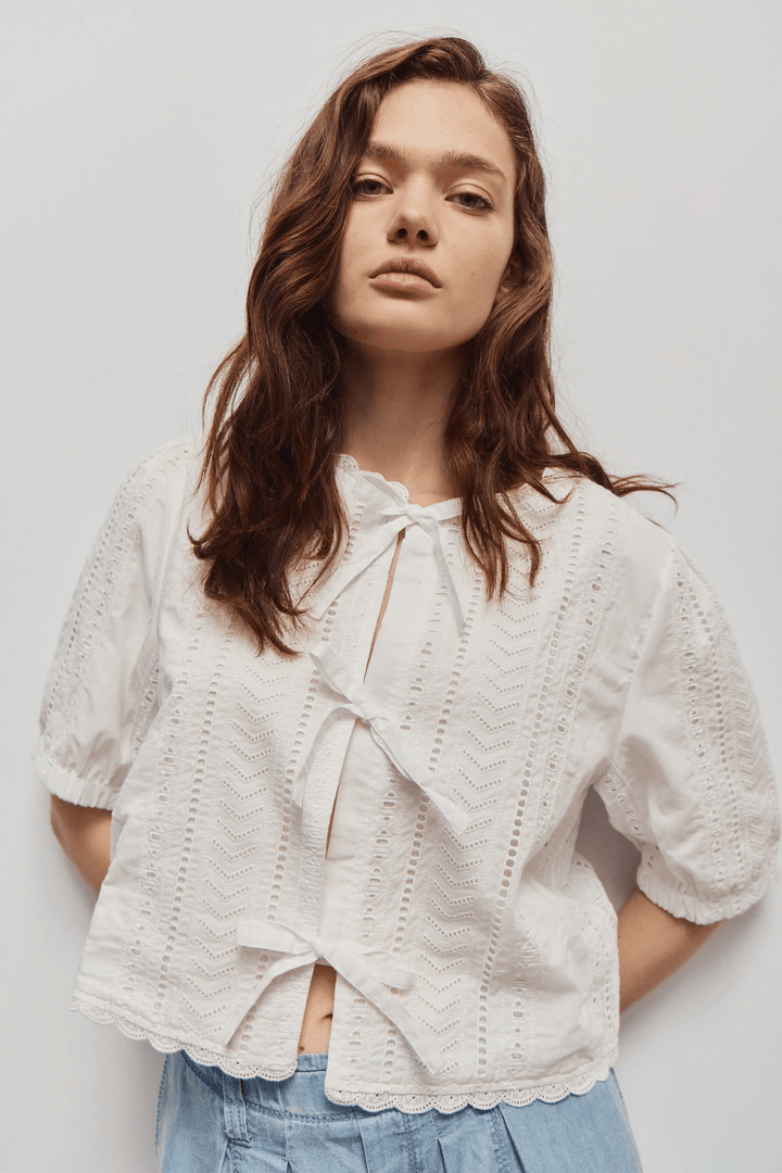 Blouse Giana brodée à nouer avec broderies ajourées, manches courtes et coupe moderne pour l&