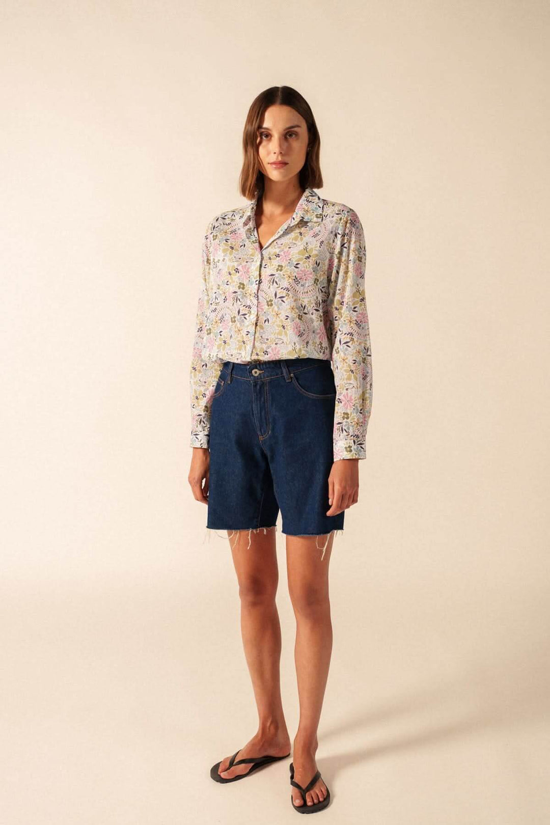 Blouse JEANNE ML élégante avec imprimé végétal bleu et blanc, manches longues et col classique, tenue décontractée sophistiquée.