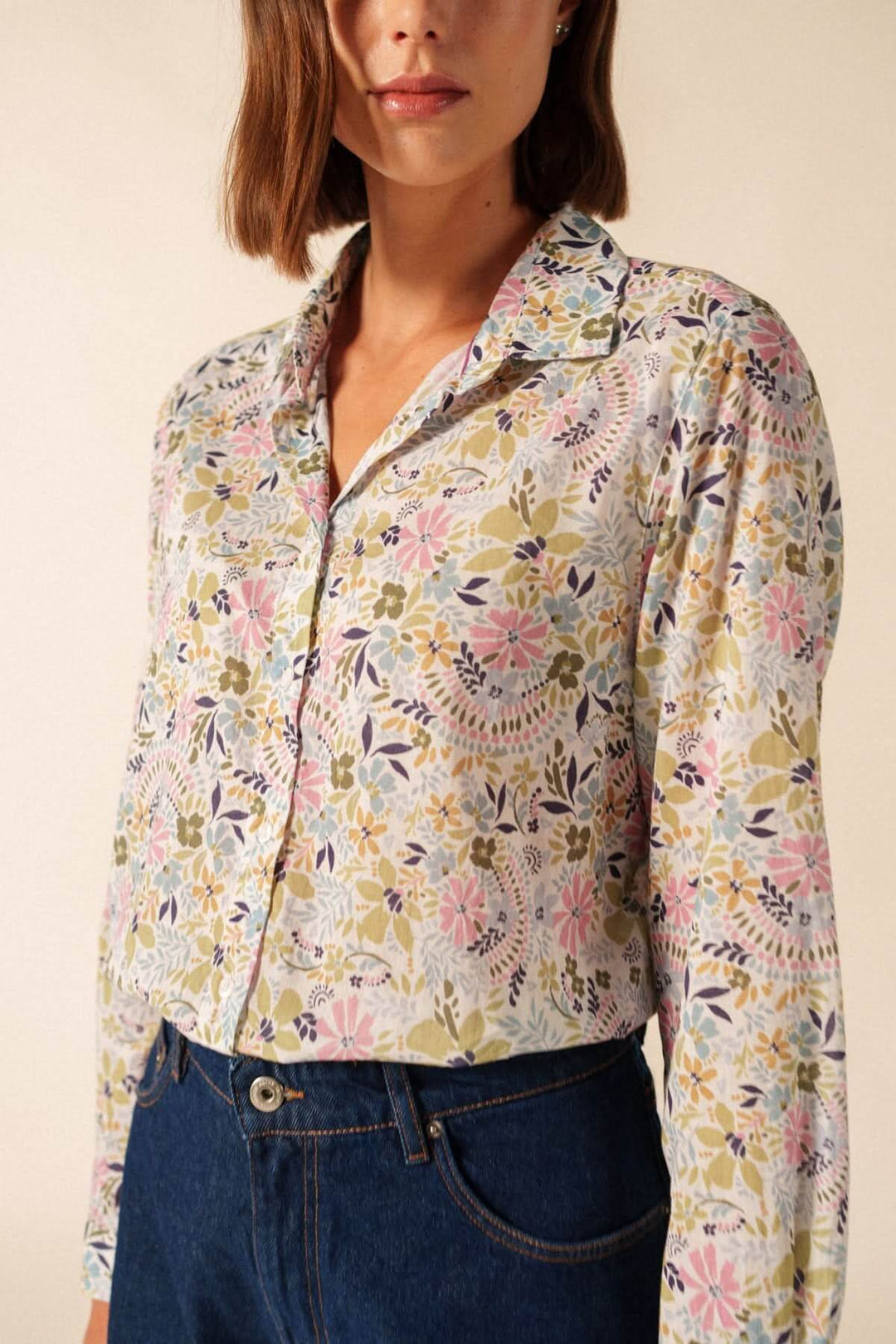 Blouse JEANNE ML, élégante avec imprimé végétal bleu et blanc, tissu fluide, inspiration décontractée et sophistiquée.