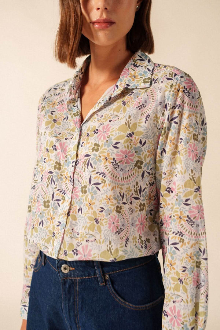 Blouse JEANNE ML, élégante avec imprimé végétal bleu et blanc, tissu fluide, inspiration décontractée et sophistiquée.