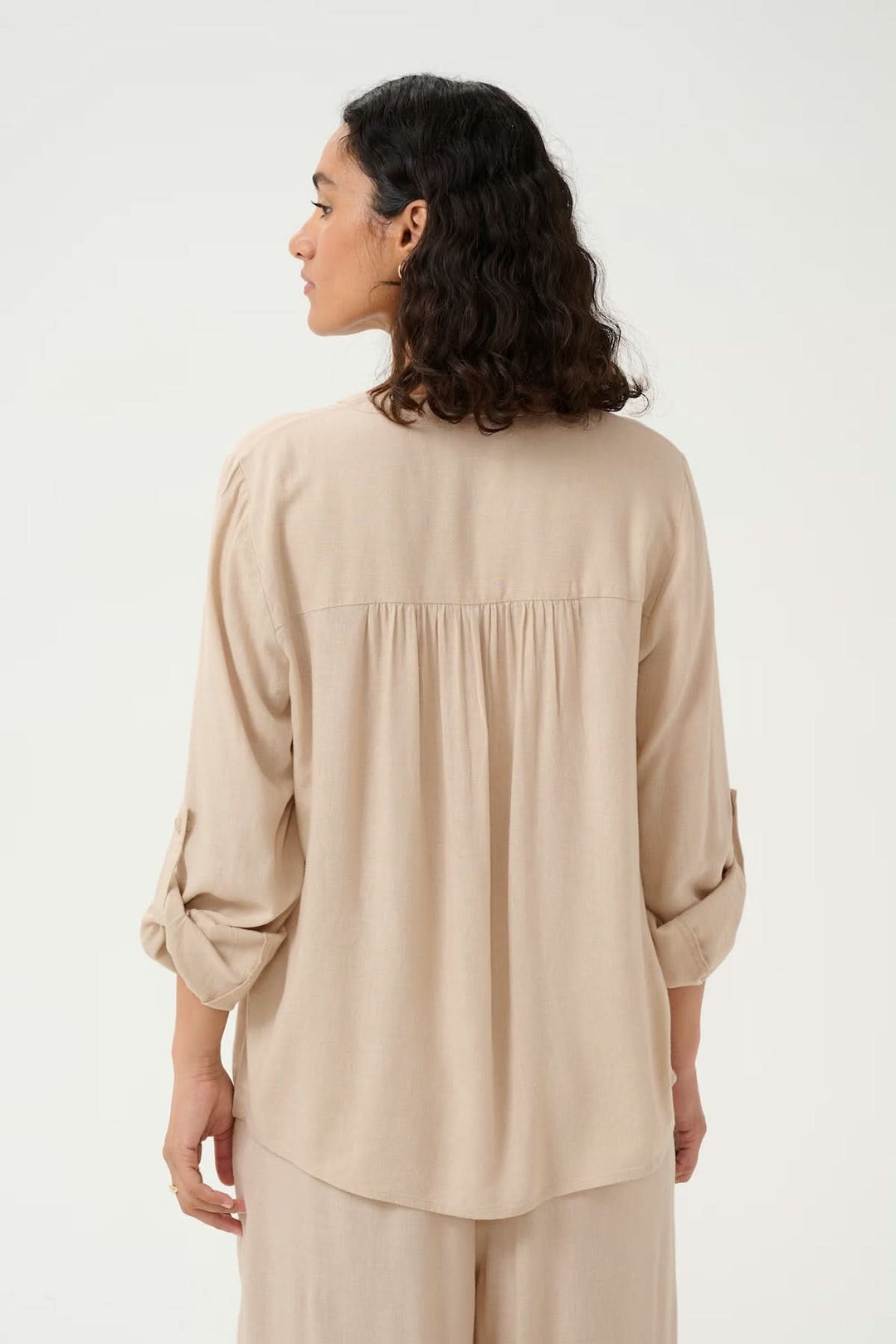 Blouse Milia beige fluide à col tunisien, vue de dos, avec manches retroussables pour un look décontracté.