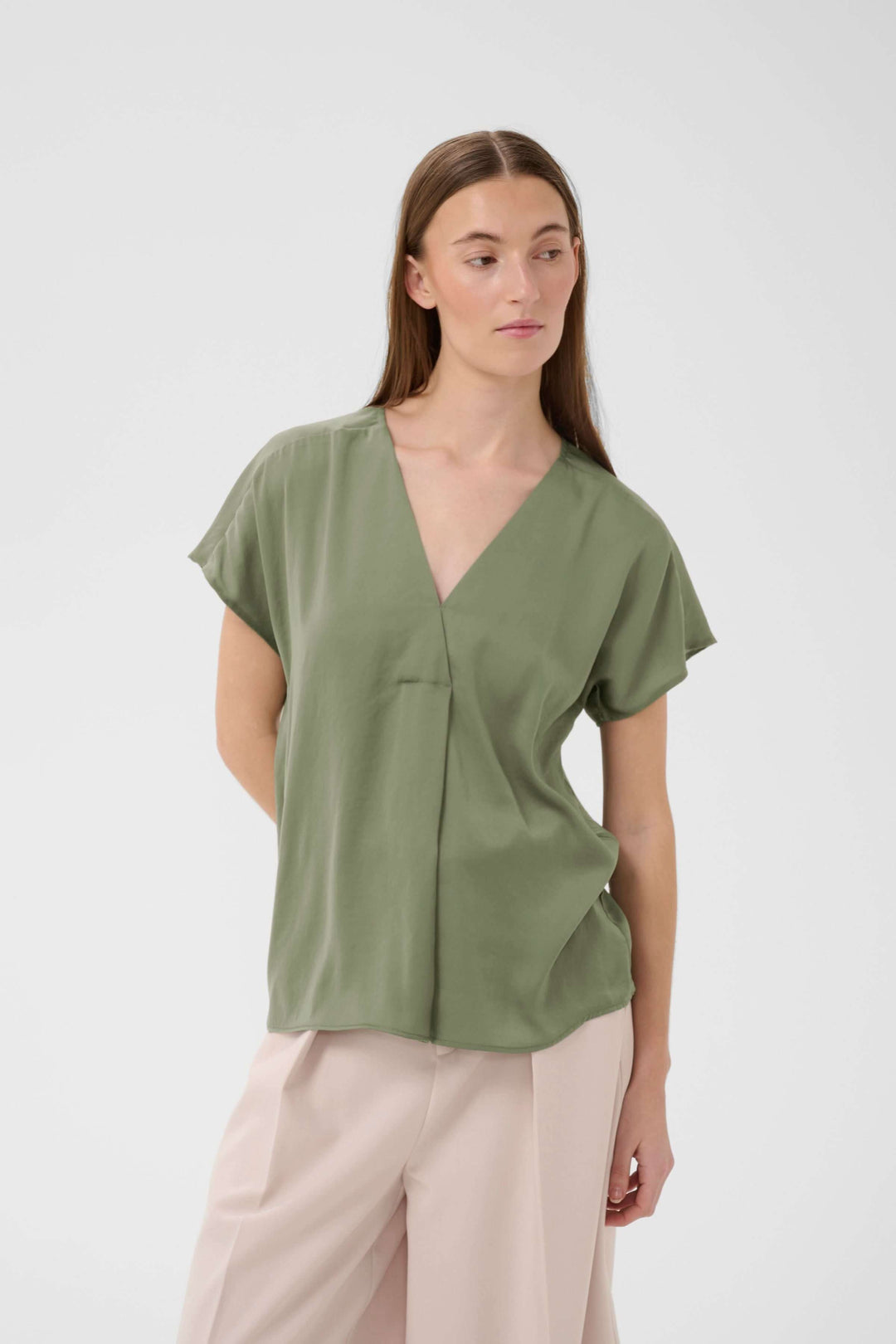 Blouse Rinda fluide à encolure en V et manches courtes, coupe droite confortable, idéale pour une tenue élégante quotidienne.