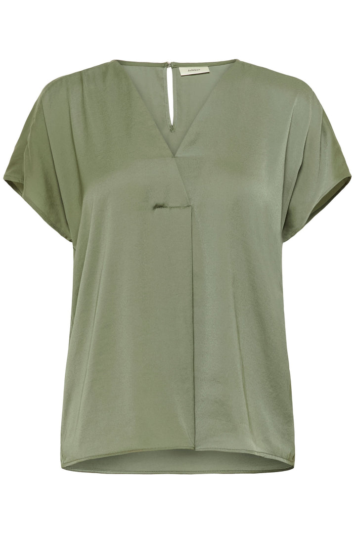 Blouse Rinda fluide verte avec encolure V et coupe droite.