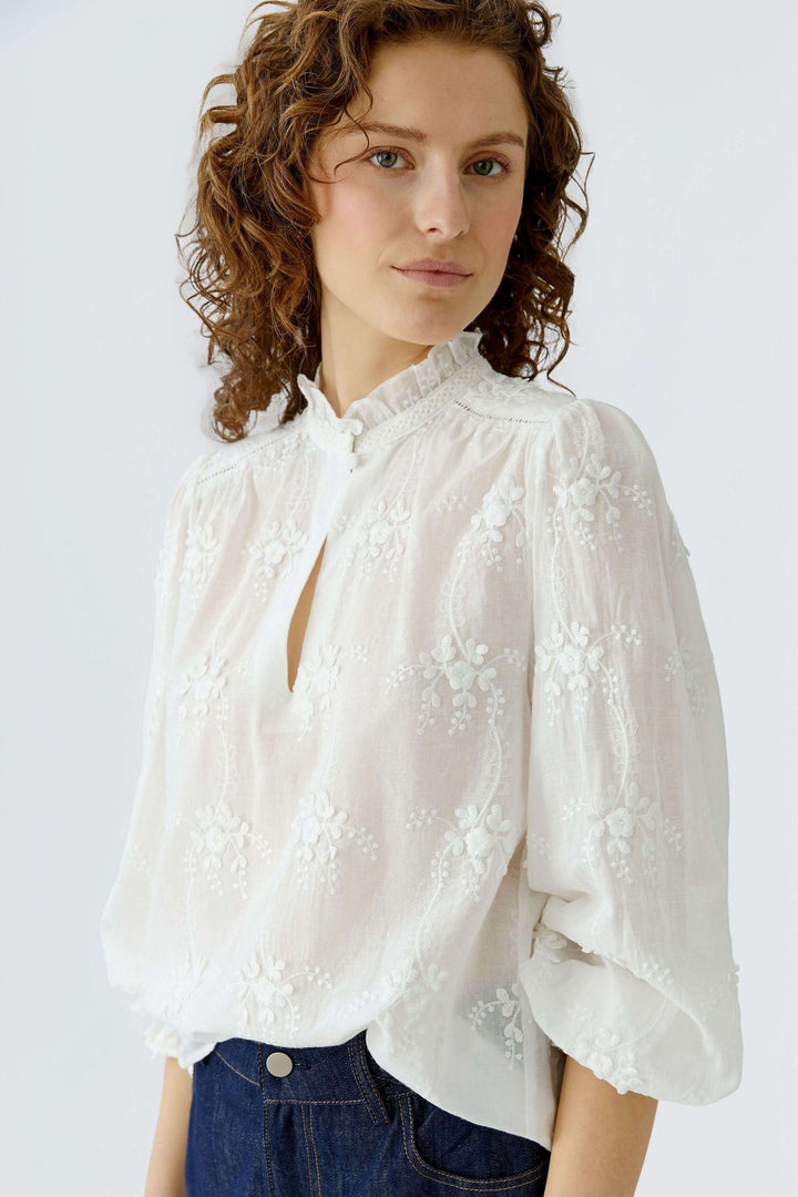 Blouse à broderies florales avec col montant froncé élégance féminine