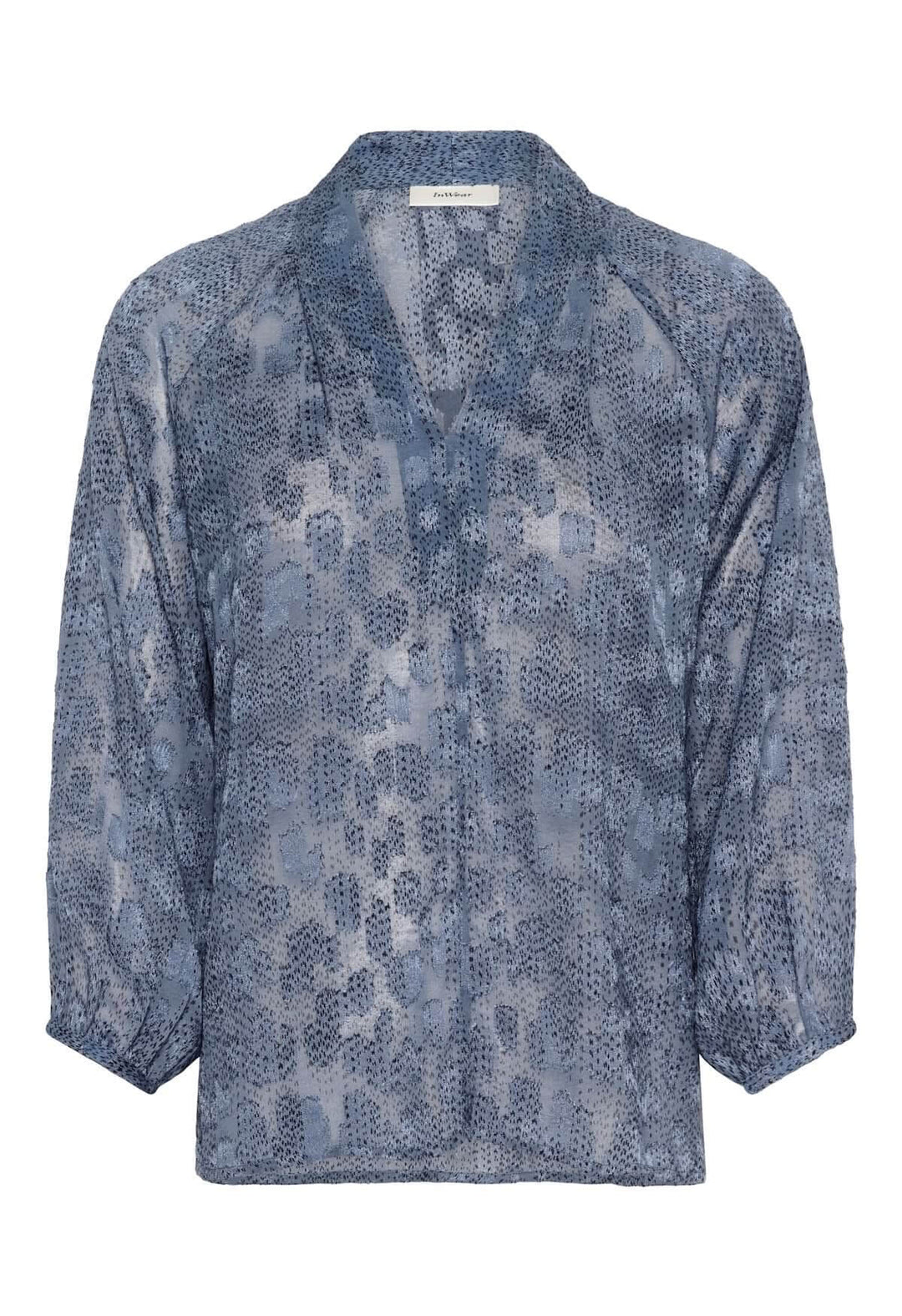 Blouse à col V et manches 3/4 en tissu léger, motif bleu, coupe décontractée et féminine.