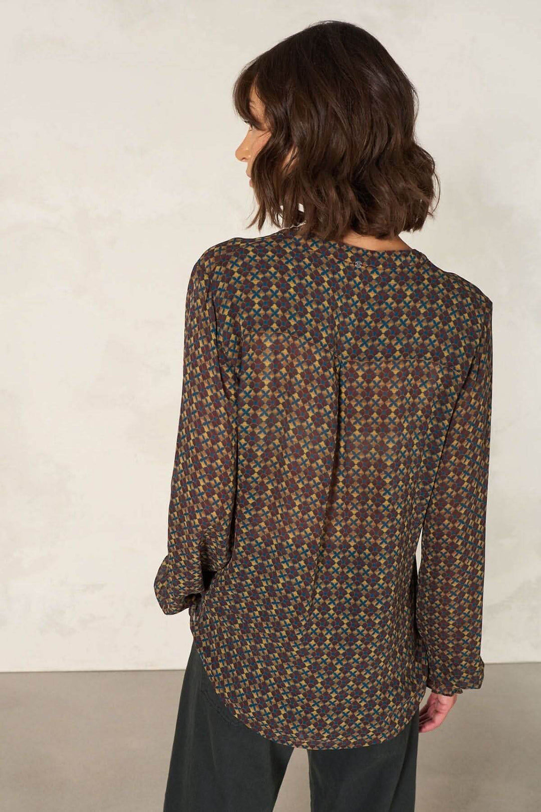 Blouse coupe droite à motifs colorés, manches longues et dos visible, mode décontractée, style élégant.