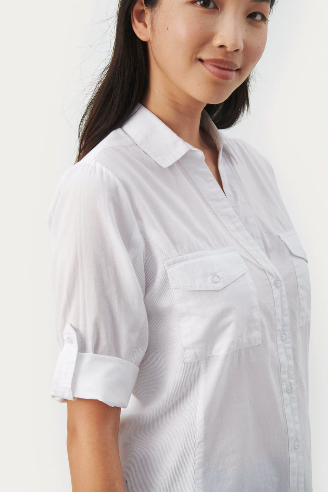 Blouse de coton Cortnia blanche à manches 3/4, col V, léger et diaphane, parfaite pour un look décontracté.