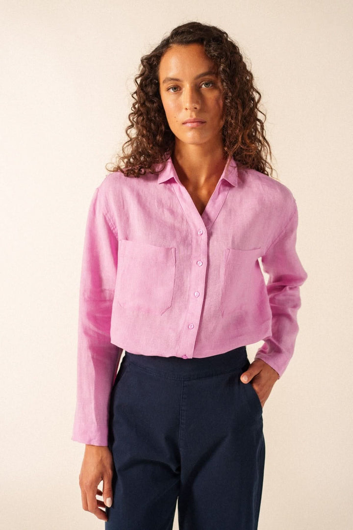 Blouse de lin CHARLENE rose fluide, manches longues, col classique, deux poches poitrine, look décontracté élégant, confortable et léger.