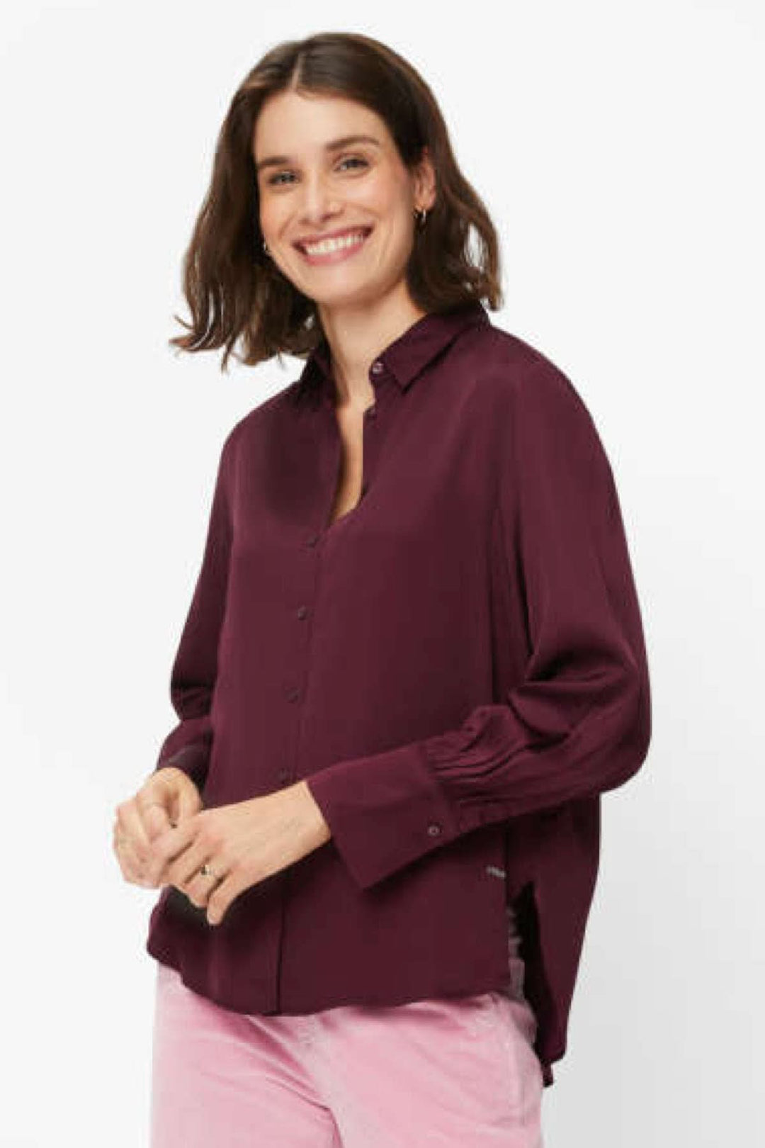Blouse de satin VIC bordeaux avec col chemise et manches évasées, parfaite pour un look élégant et confortable.