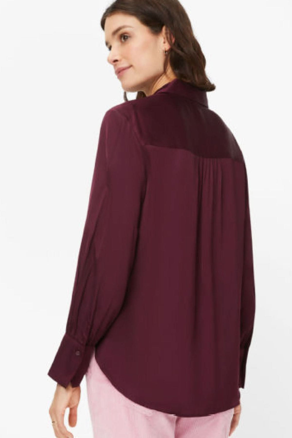 Blouse de satin VIC, silhouette évasée, col chemise classique, manches élastiquées, couleur bordeaux.