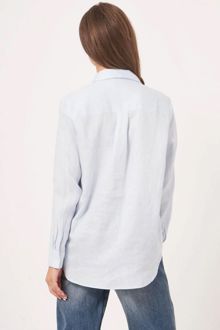 Blouse en lin fluide à manches longues, vue de dos, coupe droite et col classique. Chemise légère pour un style décontracté et intemporel.