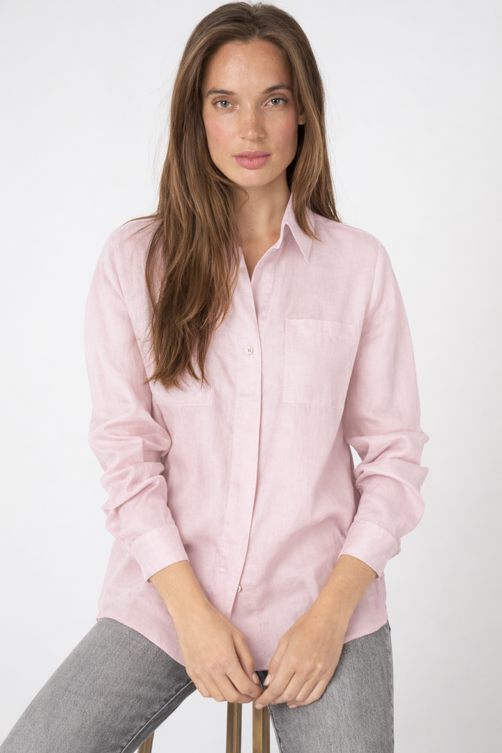 Blouse en lin rose avec coupe droite et manches longues, portée sur mannequin féminin pour un look décontracté et intemporel.