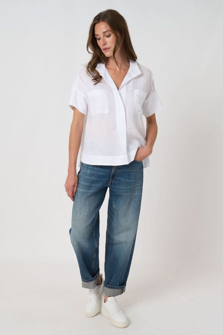 Blouse en lin à manches chauve-souris portée avec un jean, élégante et confortable pour l&