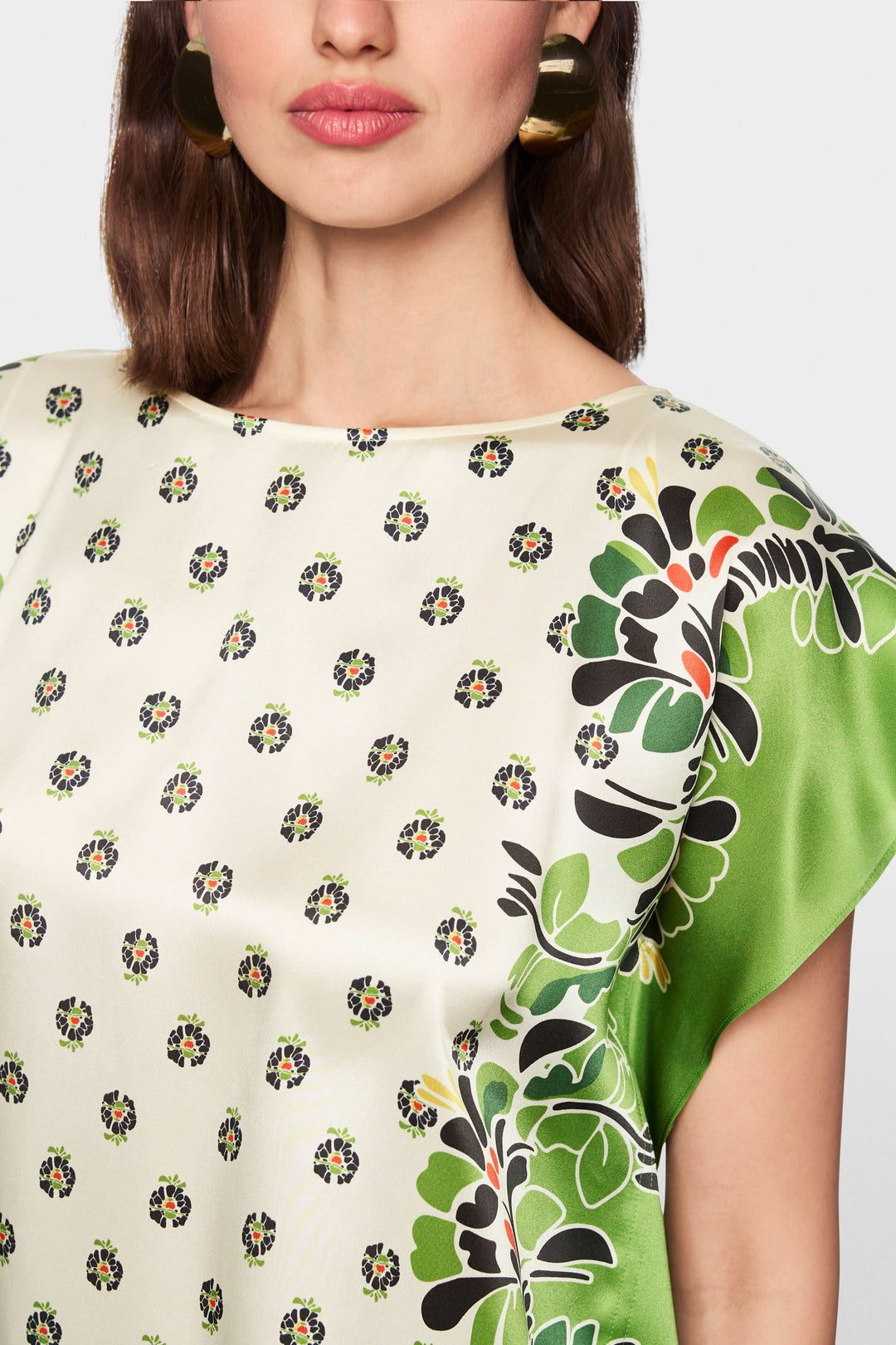 Blouse fluide imprimée avec manches courtes, motif artistique floral, style polyvalent pour tenues habillées ou décontractées.