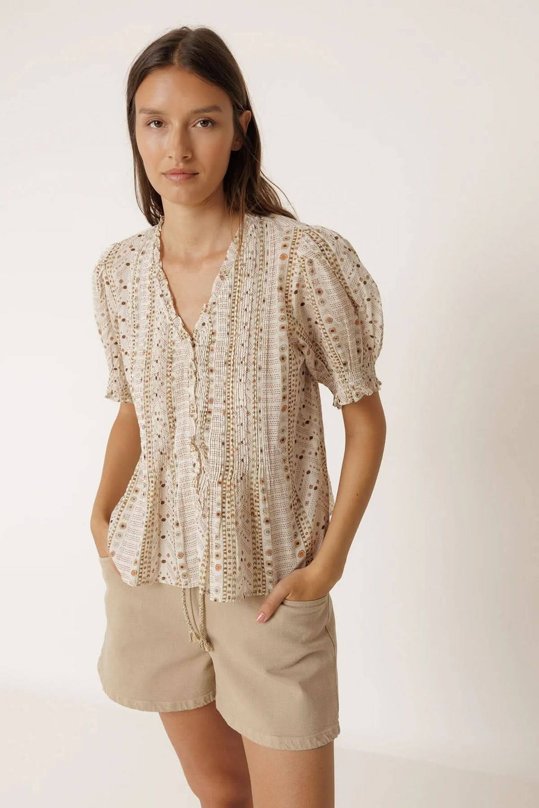 Blouse fluide imprimée à manches courtes avec encolure féminine et manches bouffantes, idéale pour un style décontracté ou habillé.