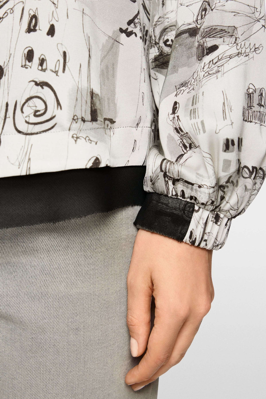 Blouse à imprimé CITY avec motif graphique urbain et manchette détaillée.