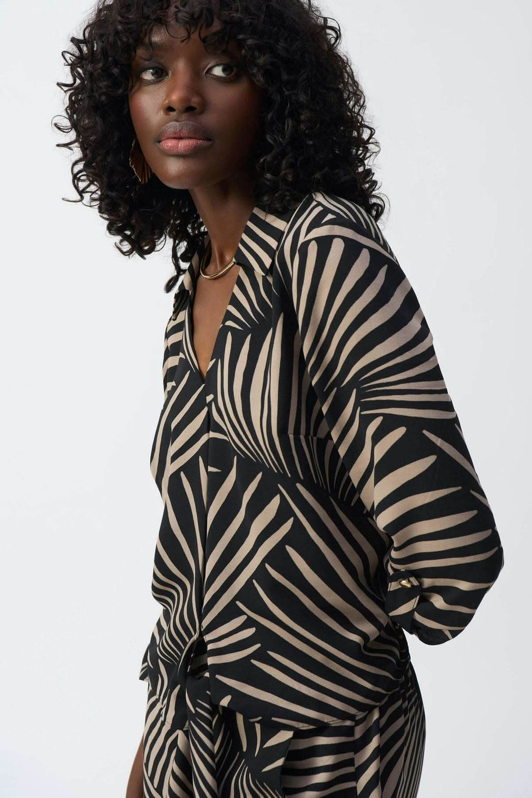 Blouse légère imprimé feuillage avec col en V, manches 3/4 et ourlet noué à la taille, modèle elegant.