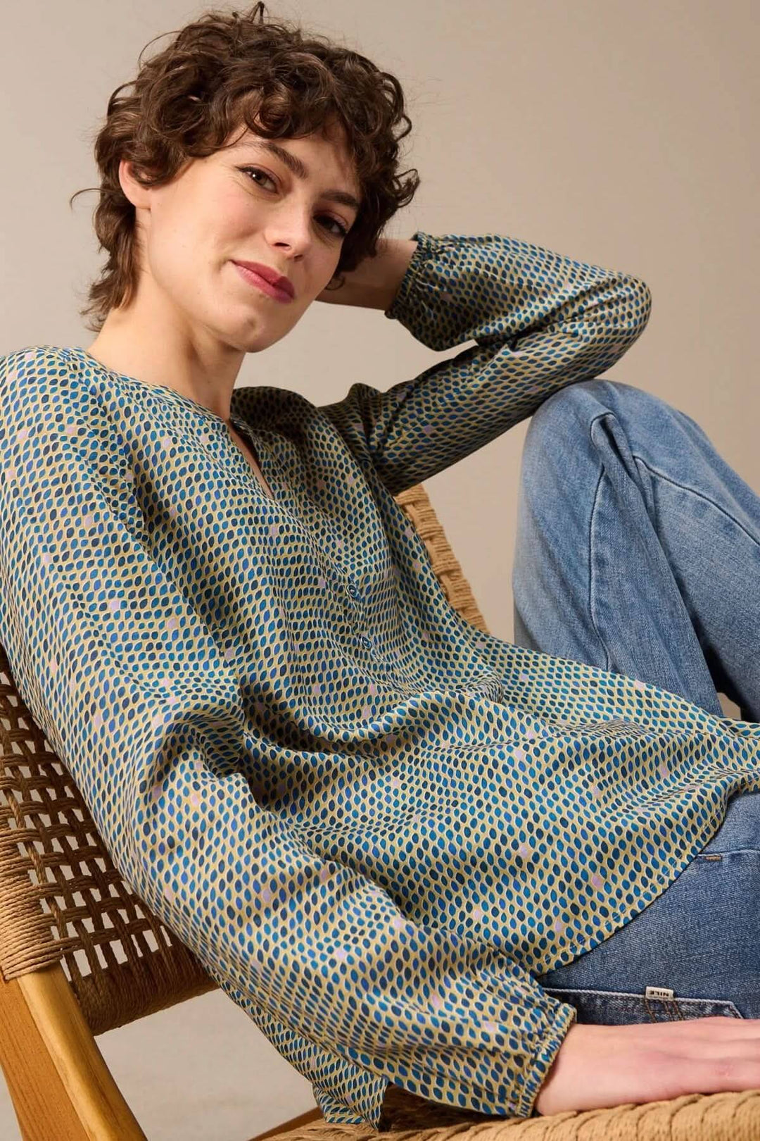 Blouse imprimée à manches longues avec imprimé graphique, encolure fendue et manches longues, parfaite pour un look moderne.