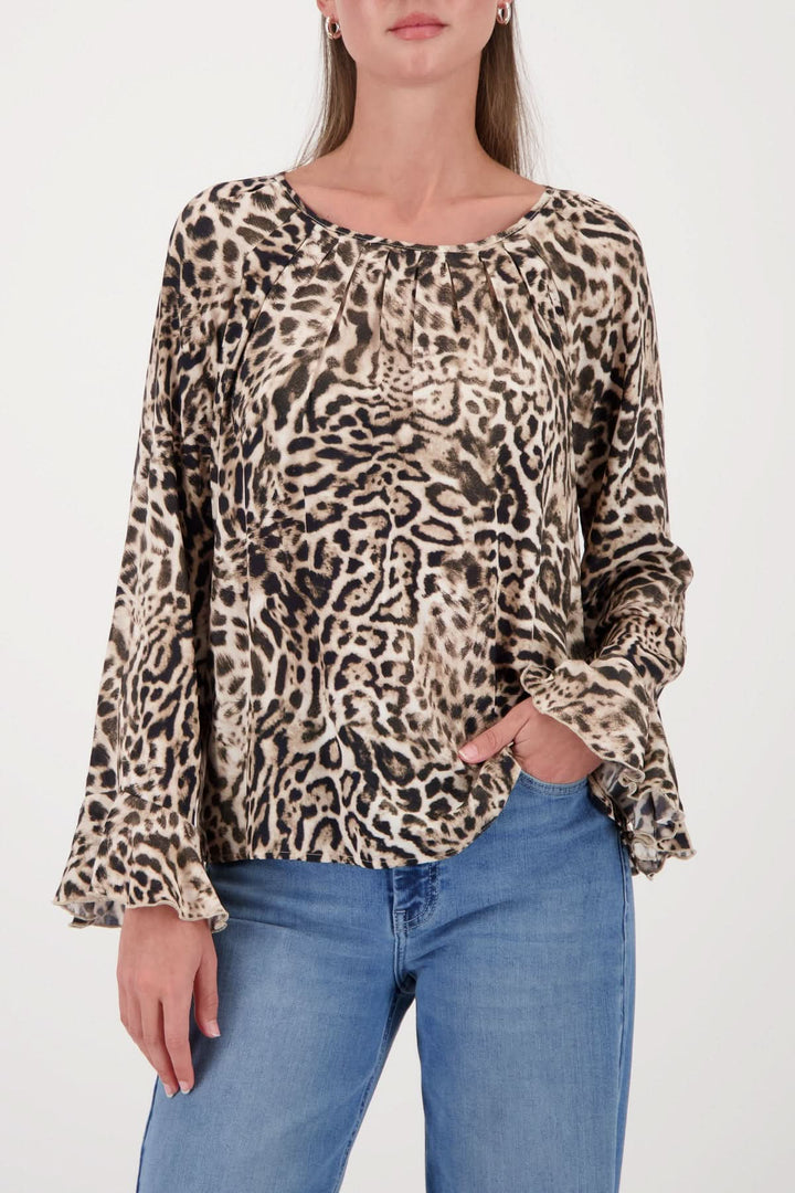 Blouse à motif léopard fluide avec encolure arrondie et manches évasées, parfaite pour une allure élégante et audacieuse.