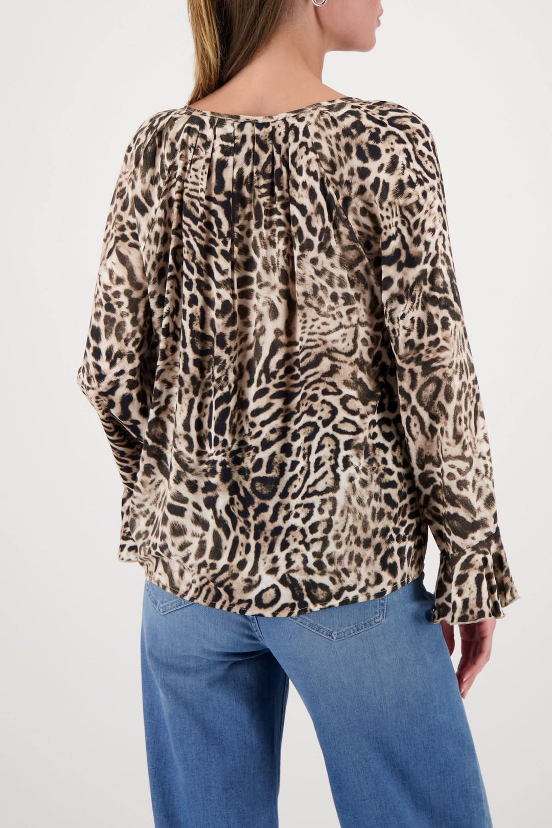 Blouse à motif léopard fluide avec manches évasées et encolure ronde, idéale pour une tenue quotidienne ou habillée.