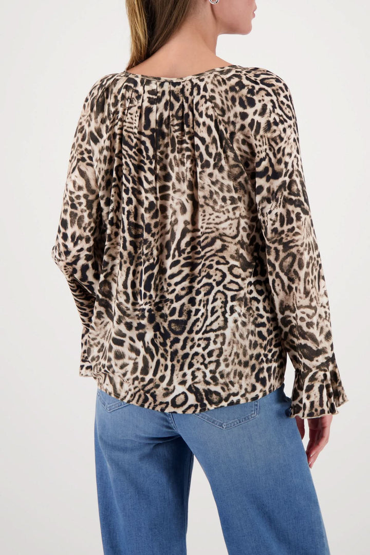 Blouse à motif léopard fluide avec manches évasées et encolure ronde, idéale pour une tenue quotidienne ou habillée.